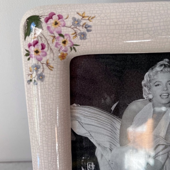 Vintage ceramic pictures frame with floral accent - Picture 3 of 12